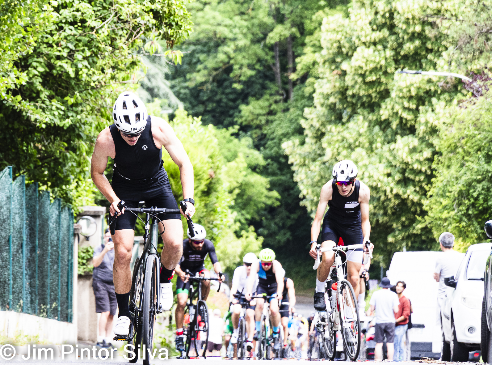 Cyclistes en pleine ascension de la côte de Verdun